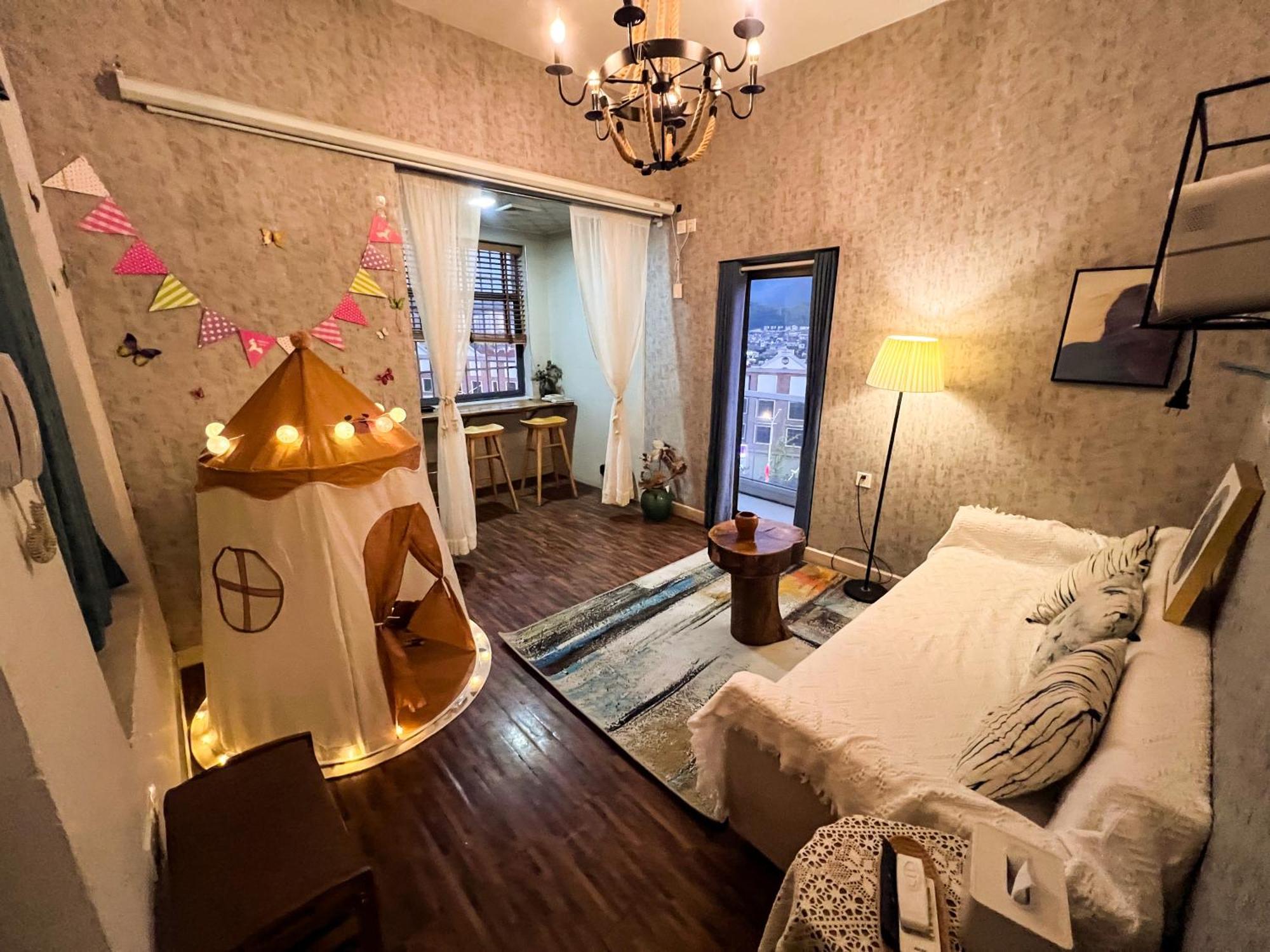 Little White House Homestay - Tianmen Mountain Scenic Area Жангжиаже Екстериор снимка
